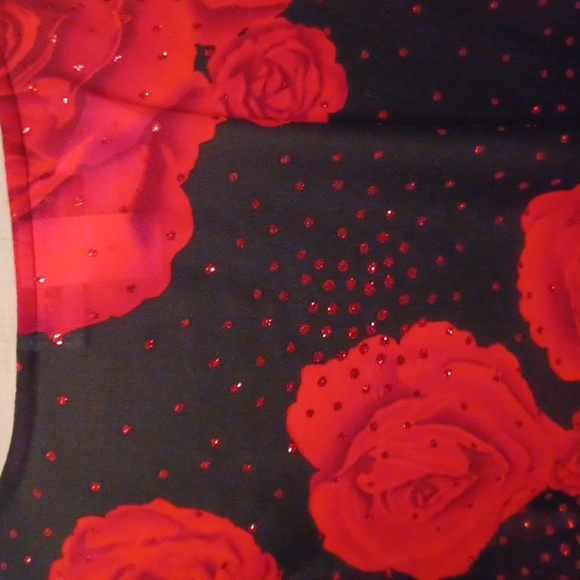NWT-Stunning  black with red roses blouse. - Picture 6 of 8
